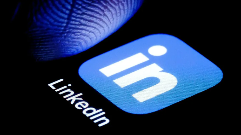 LinkedIn-Tells-People-if-You-Look-at-Their-Profile.-Here's-How-to-Turn-That-Off-Gear-Alamy-2T0D76G