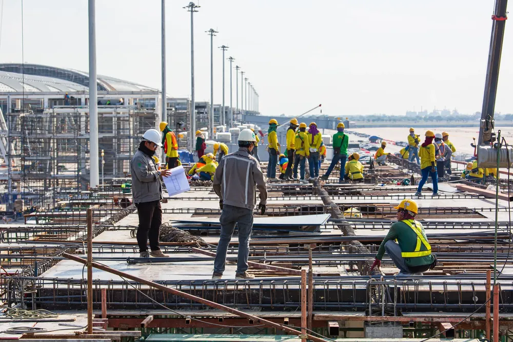 bangkok-tailandia-22-noviembre-2019-aeropuerto-ordenes-permanentes-capataz-ingeniero-industria-construccion-que-equipo-trabajadores-trabaje-alta-seguridad-scaled