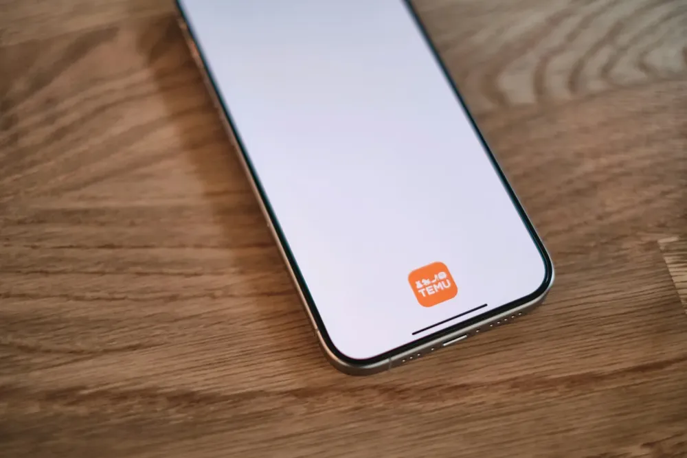 logo-de-la-plataforma-china-temu-en-un-celular