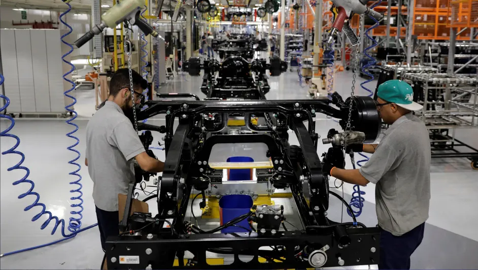 empleados-linea-montaje-planta-camiones