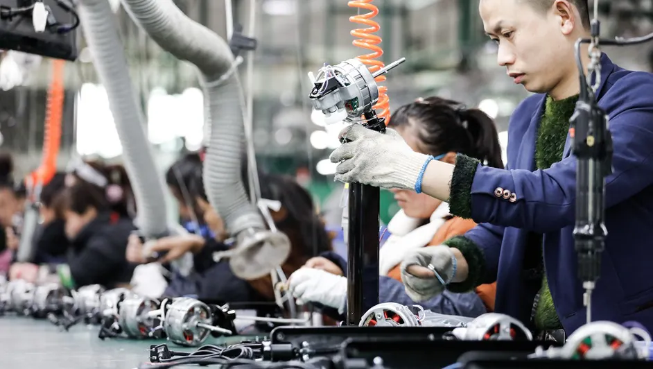 trabajadores-chinos-linea-produccion-fabrica