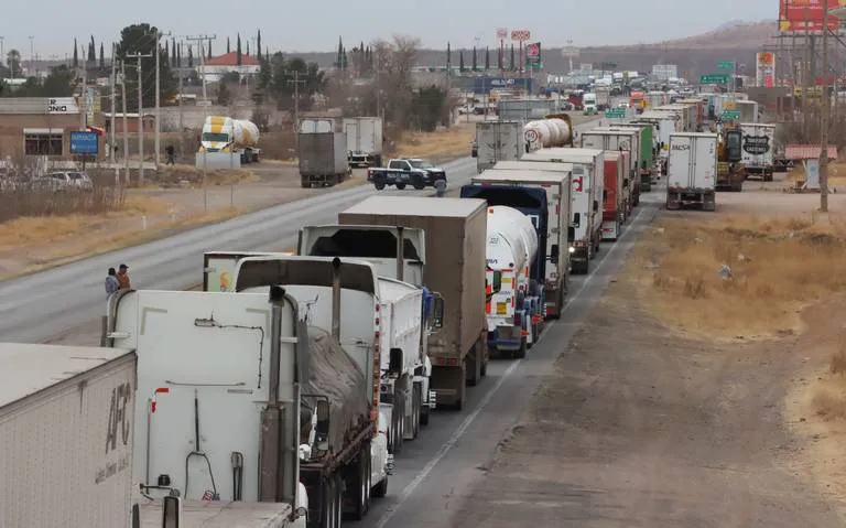 Bloquean Transportistas de Amotac Carretera a Juarez (30)