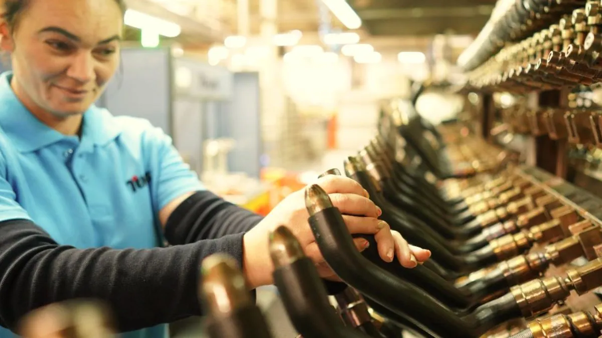 trabajadora-en-planta-de-teklas-automotive